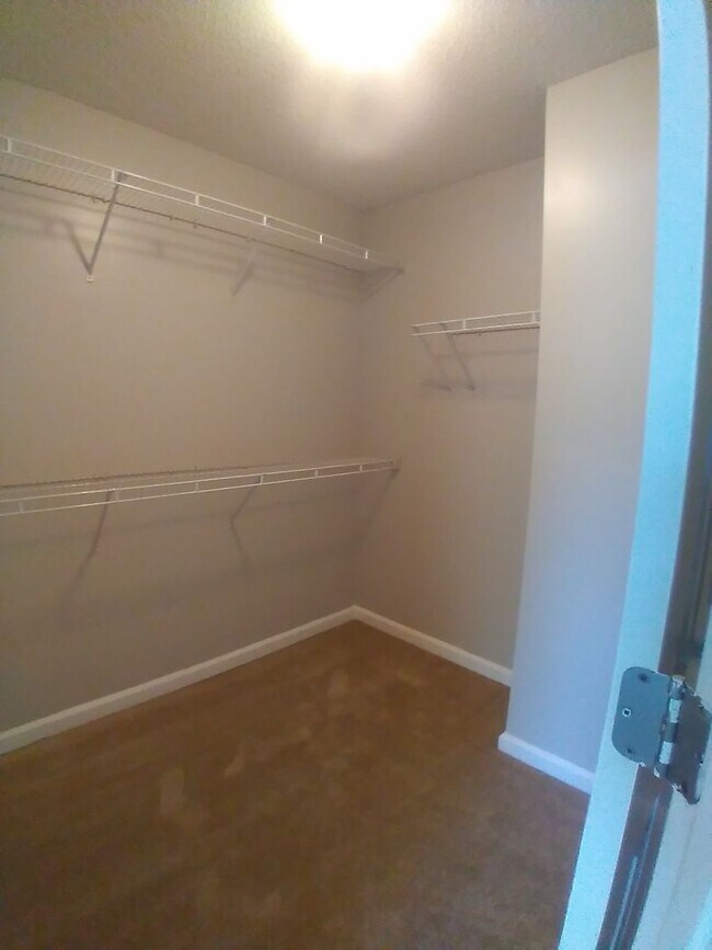 Building Photo - 3 bed 2 bath property in Atlanta!! -- Secu...