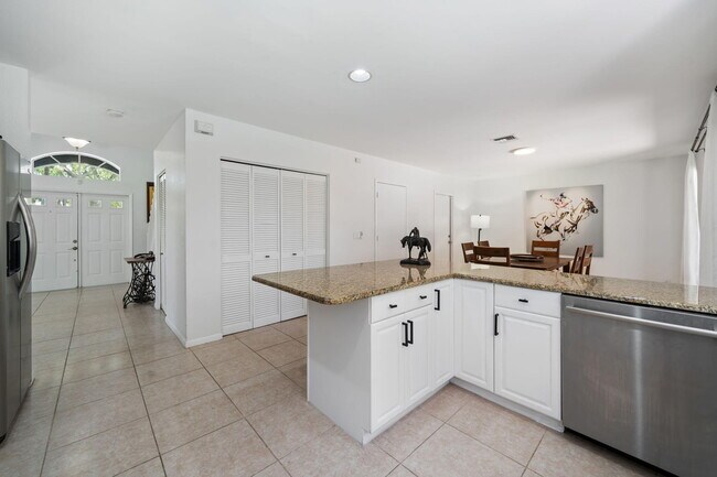 Building Photo - 1527 S Club Dr