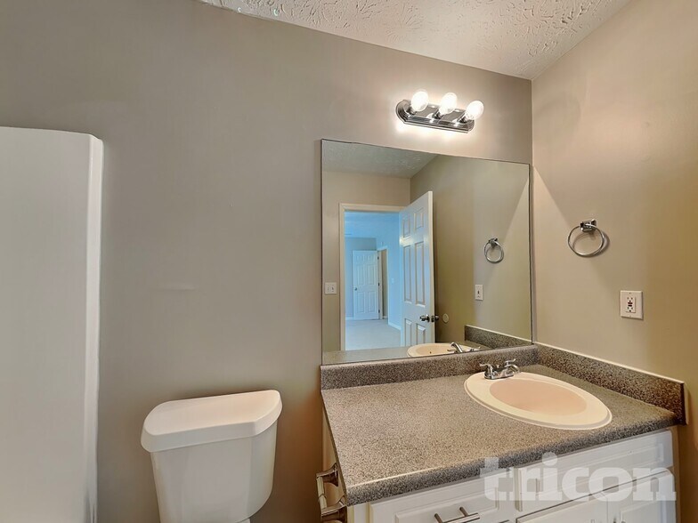 Building Photo - 410 Red Oak Ct