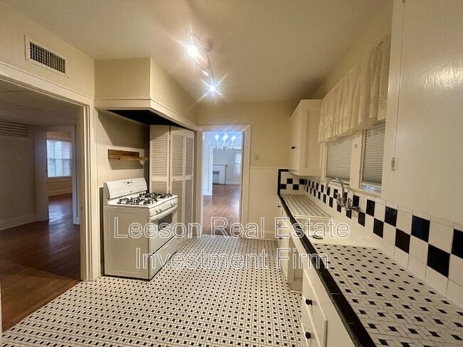 Building Photo - 446 Forest Ave