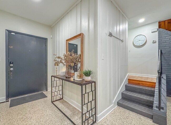 Building Photo - 1044 Seminole Dr