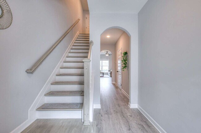 Building Photo - Like-New Modern Townhome Near Dining, Shopping, Trails & Old Hickory Lake