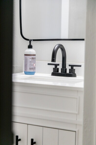 Building Photo - 711 S Phillips Ave