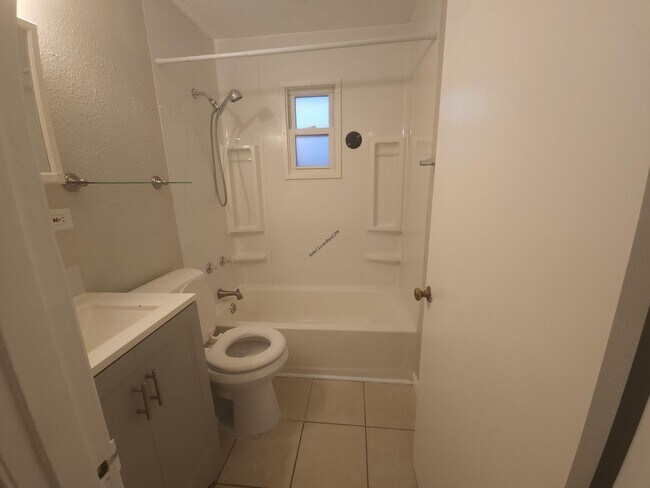 Building Photo - Charming & Comfortable Home in North County St. Louis