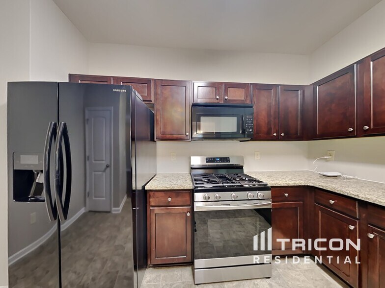Building Photo - 102 Hill Crest Cir