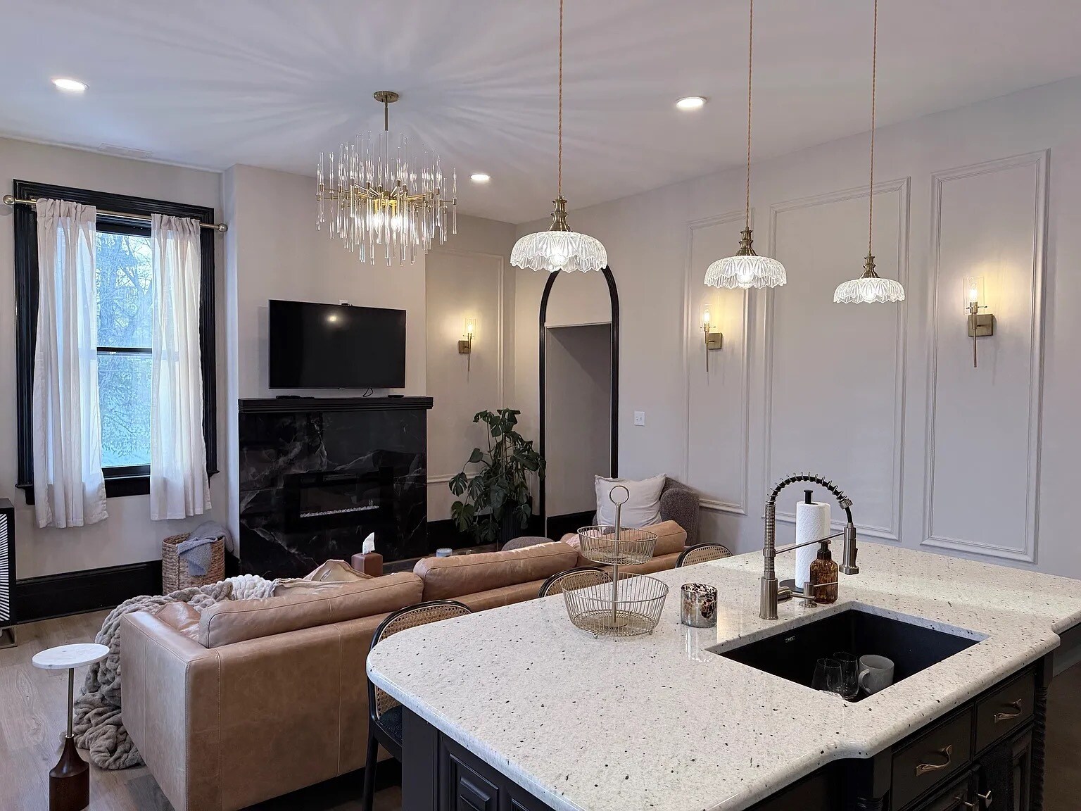 Building Photo - 230 W 6th St