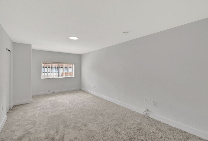 Building Photo - 3055 Riverside Dr