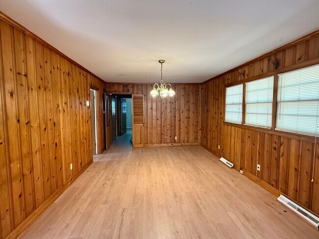 Building Photo - Three bedroom, 1.5 bath house in Burlington