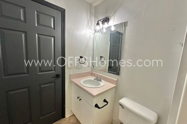 Building Photo - MOVE IN SPECIAL! $500 off first month's rent