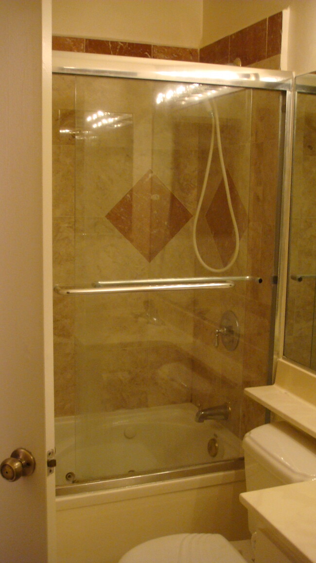 Shower/tub - 2870 N Cottonwood St