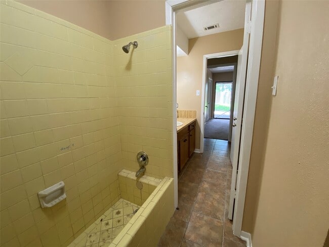 Building Photo - 24600 Darkwood Ct