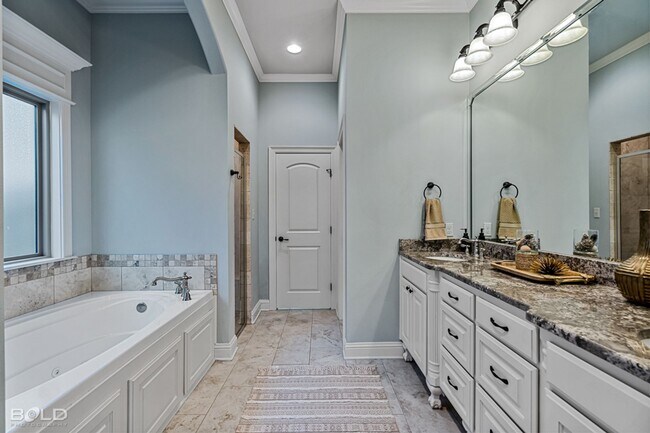 Building Photo - Beautiful 3 Bed 2 Bath Home Right Off of S...