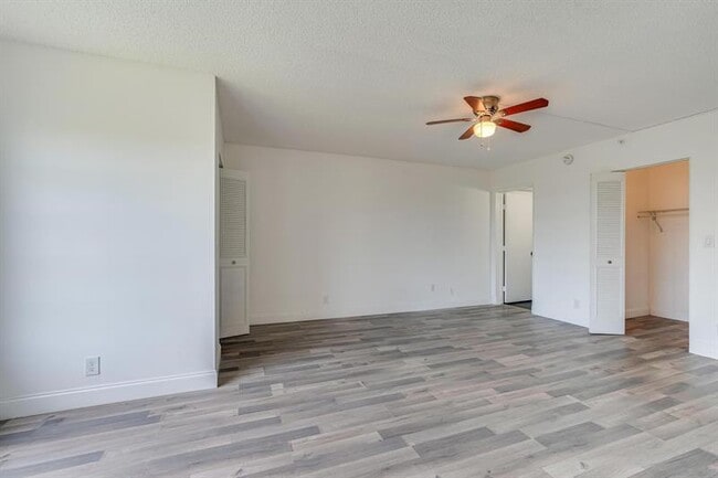 Building Photo - 2200 S Cypress Bend Dr