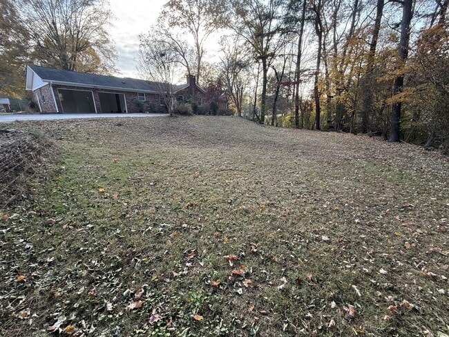 Building Photo - 565 Paris St