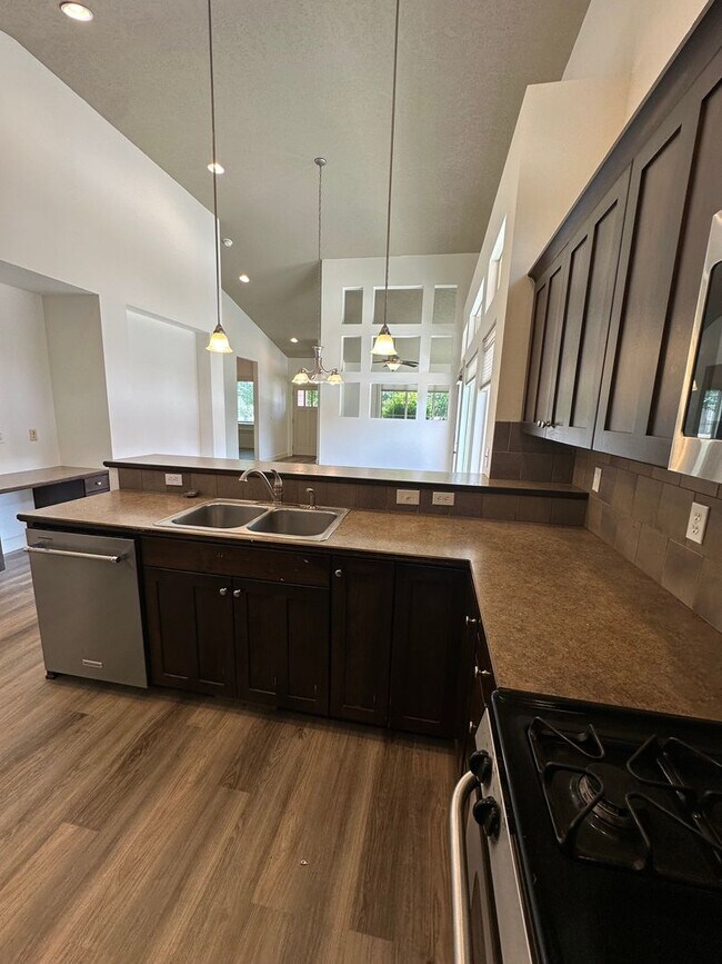 Building Photo - 3 Bedroom 2 Bath Home, New Paint, New LVP ...