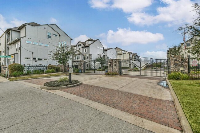 Building Photo - 2635 Fountain Key Blvd