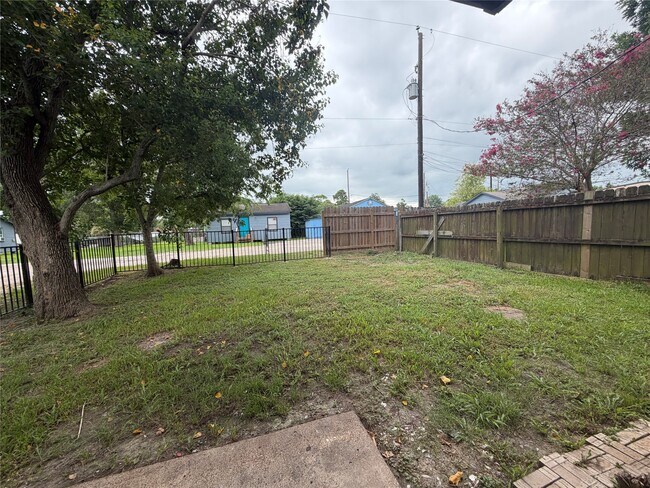 Building Photo - 4827 Pine Ave