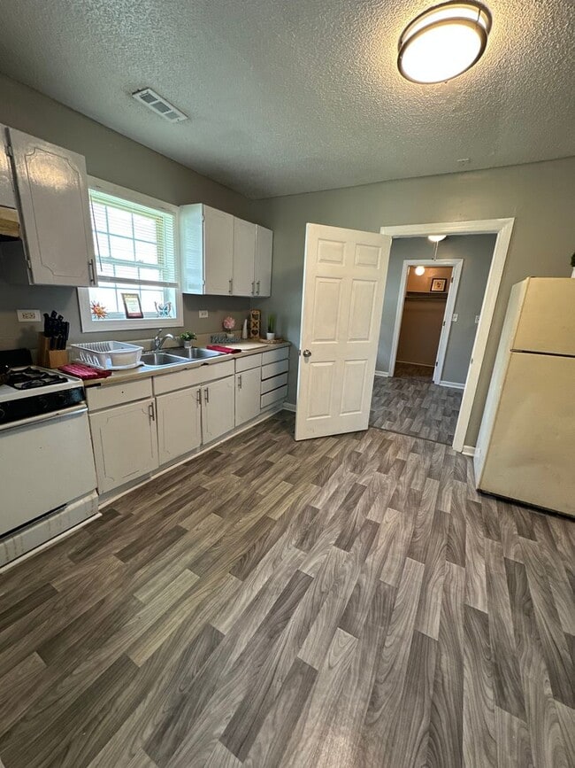 Building Photo - 3 Bed/ 1 Bath and move-in ready! www.PMCoreUSA.com submit guest card for showings!
