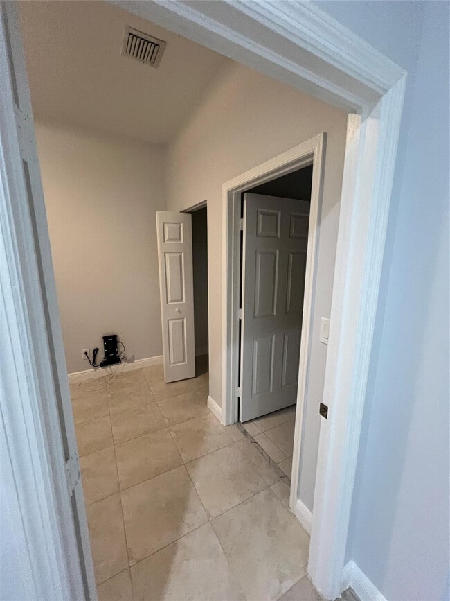 Building Photo - 3318 Lakeside Dr