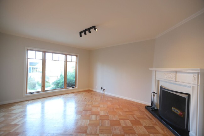 Building Photo - Glen Park: Immaculate Renovated Home 3 Bed...