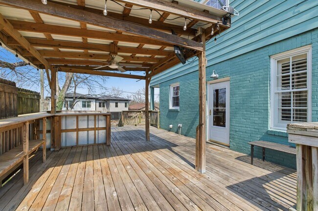 Building Photo - 1 Month's Free Rent - 5 Bedroom Home Between 12 South and Oak Hill