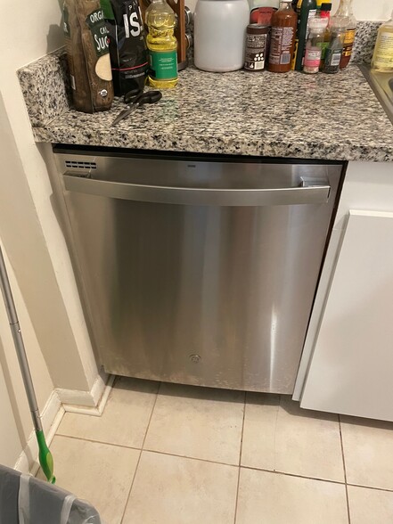 New full size dishwasher - 950 25th St NW