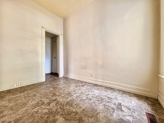 Building Photo - 127 Elm St