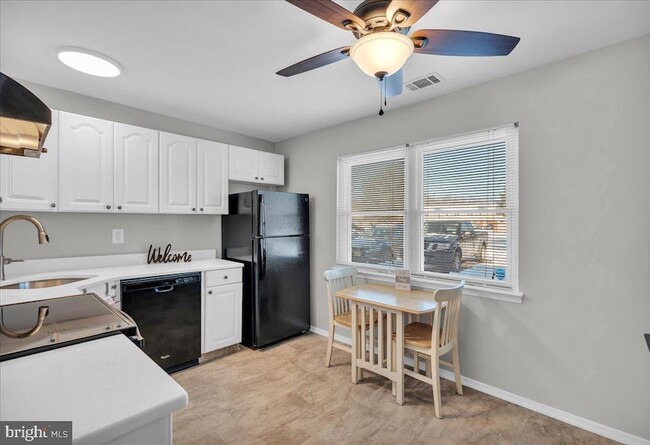 Building Photo - 915 Silver Ct