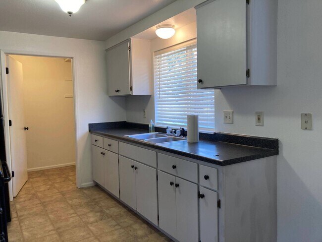 Building Photo - 3 br, 1 bath House - 141 Laguna Ct