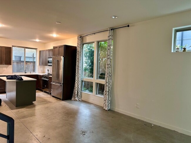 Building Photo - 3 Bedroom Queen Anne Townhouse w/rooftop deck