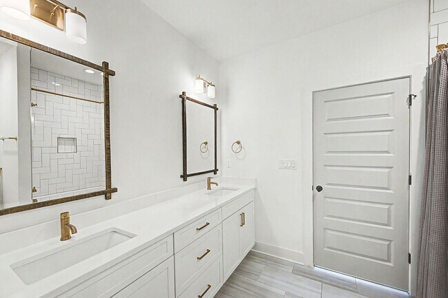 Building Photo - Stunning 3BR/3.5BA contemporary condo in the heart of Wedgewood-Houston!