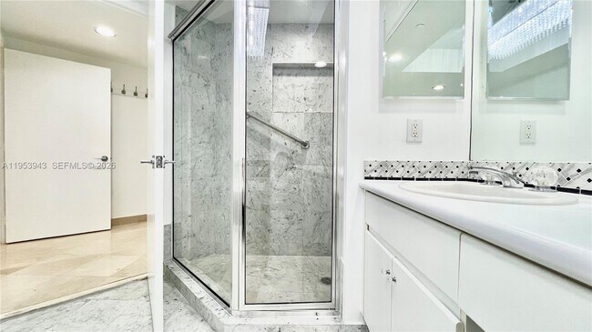 Building Photo - 16400 Collins Ave