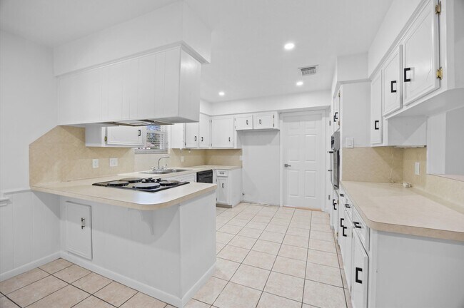 Building Photo - 25 Little John Ln