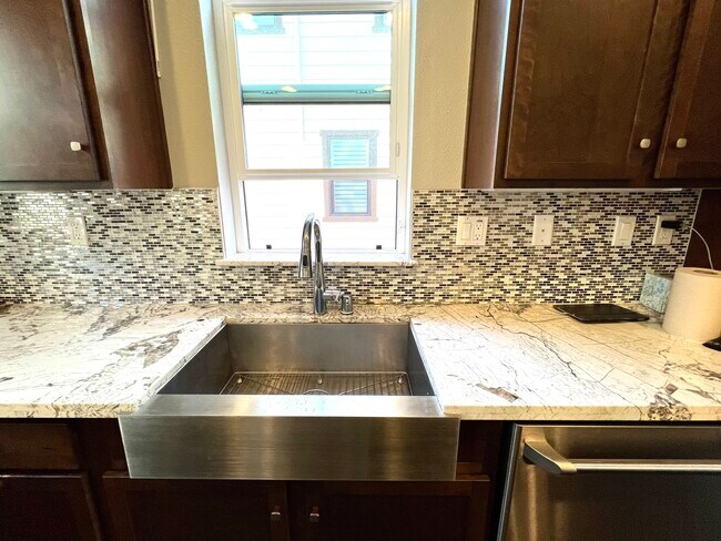 Building Photo - 215 Burbank St