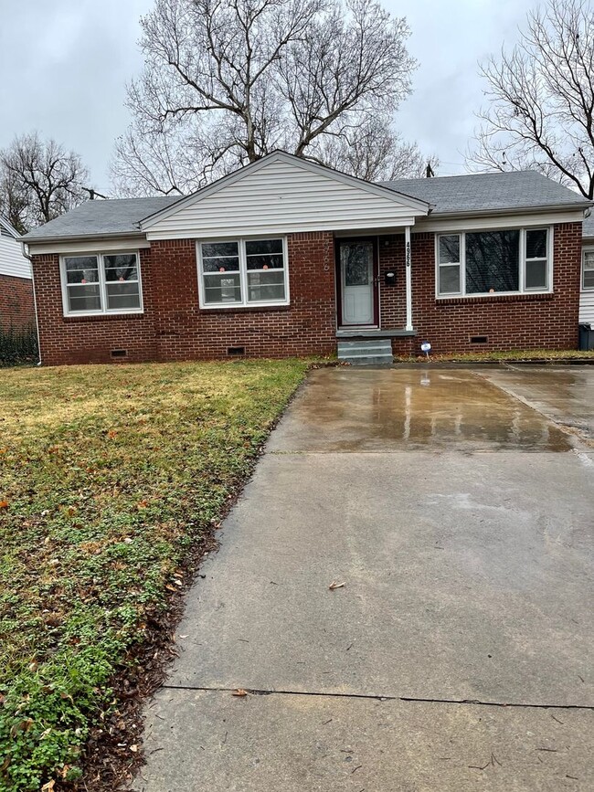 Primary Photo - Red Brick Adorable Bungalow Close To Brook...