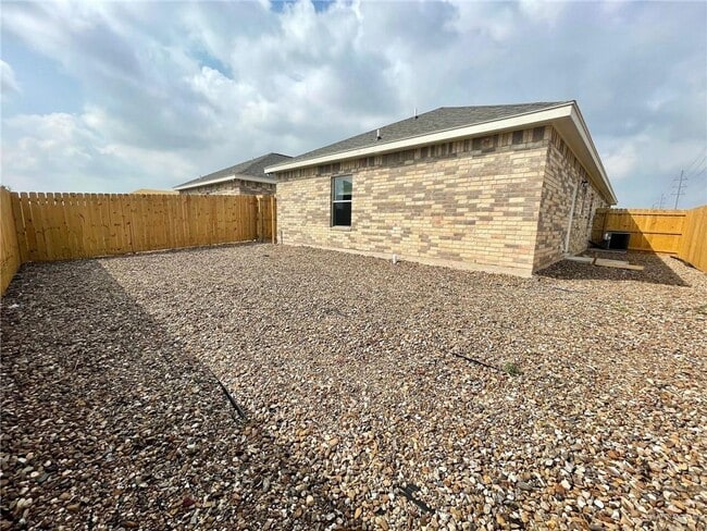 Building Photo - 16 Hiawatha Dr