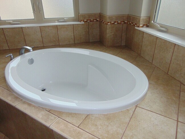 Building Photo - 4+ Bedroom/2.5 Bath Luxury Kirkland Home.  Spacious Home, Rose Hill Area!  A Must See!