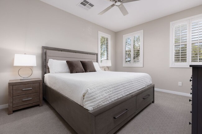 Building Photo - Luxury Summerlin townhome in resort style gated community