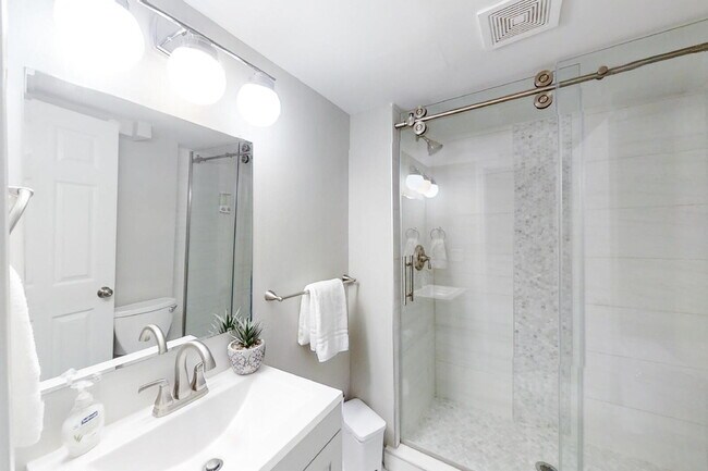 Building Photo - THE AKRIDGE | Newly-renovated & high-quality Atlanta Home! Top-of-the-line finishes, granite coun...