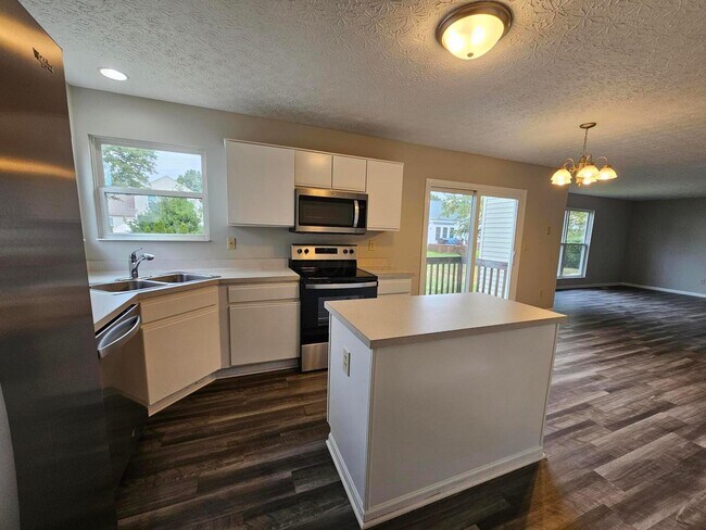 Building Photo - 5622 Blandon