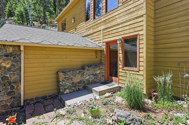 Building Photo - 551 Aspen Dr