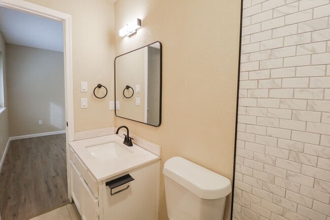 Building Photo - 3 bed/2bath! Fully remodeled!
