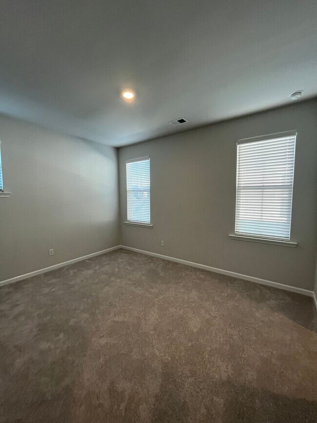 Building Photo - Stunning 4 Bedroom 4.5 Bath Home In Summer...