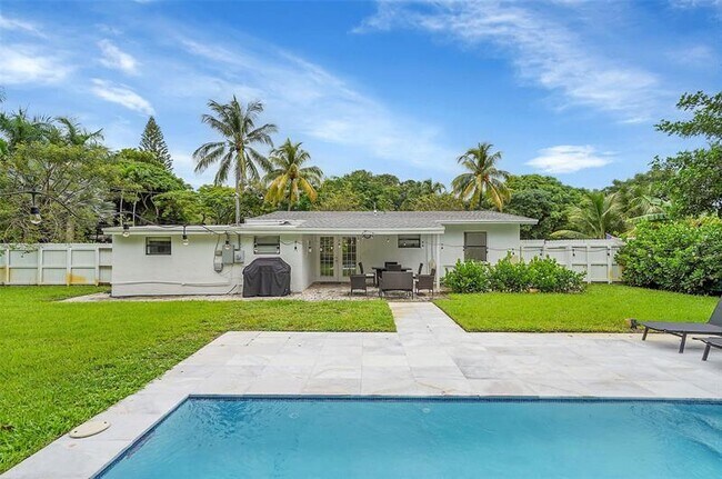 Building Photo - 400 NE 26th Dr