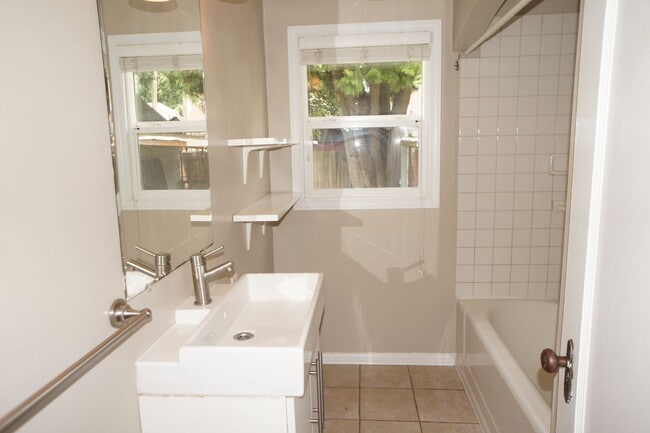 Building Photo - NE Portland Alberta Arts 3-bedroom Bungalow