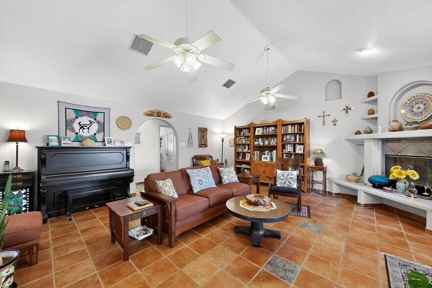 Building Photo - 2004 Vista Lejano