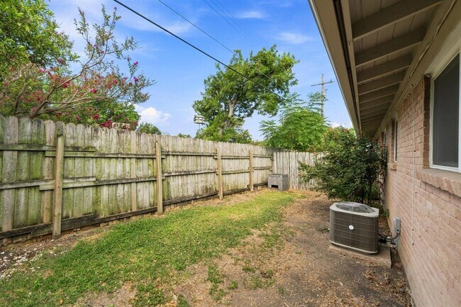 Building Photo - 2201 Lanier Dr