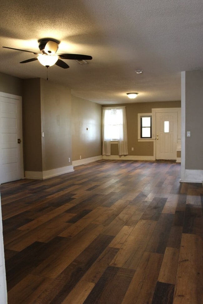 Building Photo - 3 Bedroom - one level