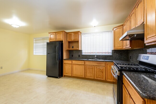 Building Photo - 823 Linden Ave