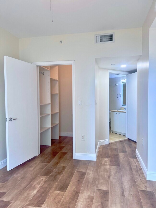 Building Photo - Turnberry Village Apt 1020 ST
